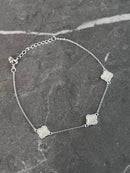 Pulseira 3 trevos madre pérola cravejado